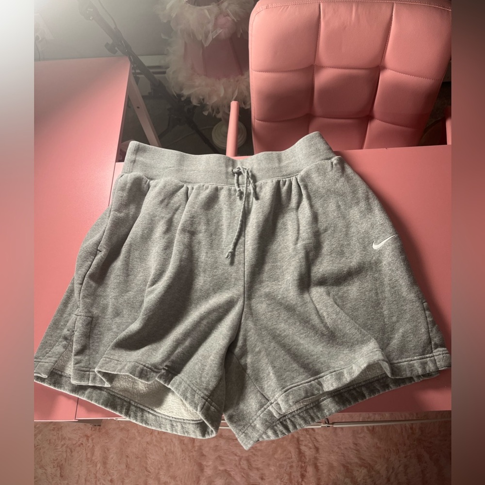 Nike woman’s loose fit shorts in grey size XL‎